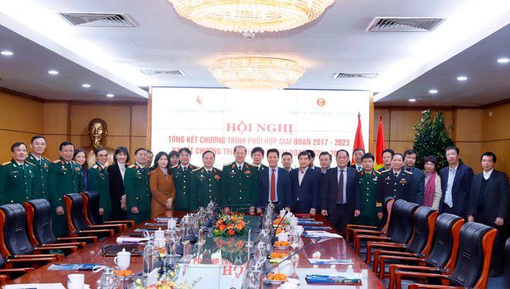 Bộ trưởng Đặng Quốc Khánh cùng Thượng tướng Bế Xuân Trường và các đại biểu chụp ảnh lưu niệm.