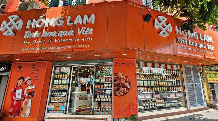 Chuỗi siêu thị dù mai Hồng Lam nổi trội với sắc cam đã mắt, rất dễ dàng nhận ra. (Ảnh: thuế tầm)