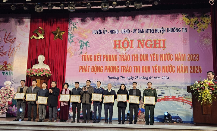 Ông Nguyễn Xuân Minh, Chủ tịch UBND huyện Thường Tín trao Bằng khen cho các tập thể, cá nhân có thành tích trong phong trào thi đua yêu nước năm 2023.