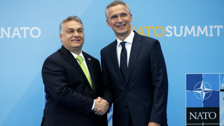 Thủ tướng Hungary Viktor Orban và Tổng thư ký NATO Jens Stoltenberg. (Ảnh: Reuters)