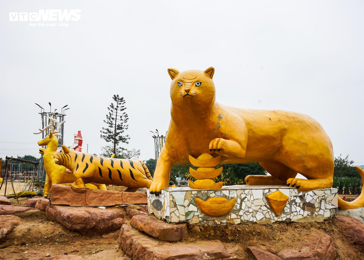 Còn dịp Tết Quý Mão năm 2023, doanh nghiệp này đắp tượng con mèo nhưng bị nhận xét là giống con chuột chù.