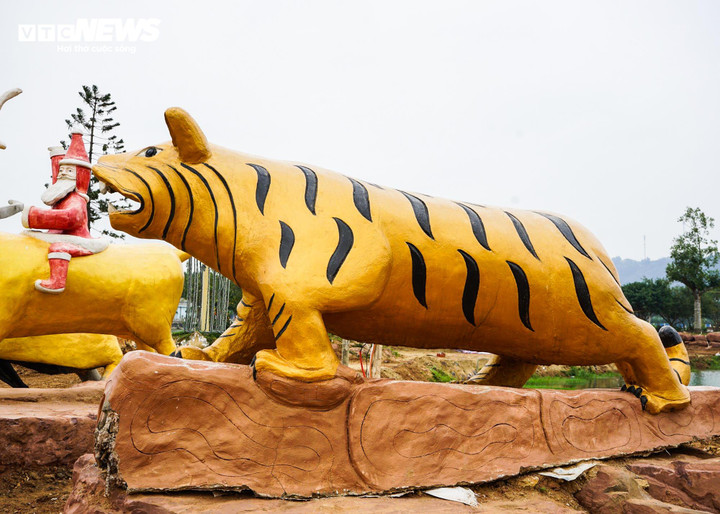 Cụ thể dịp Tết Nhâm Dần năm 2022, doanh nghiệp này cho làm tượng con hổ, nhưng theo nhiều người tượng giống con lợn hơn.