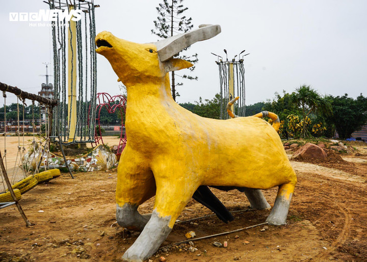 Hình tượng con trâu gây nhiều tranh cãi cũng được doanh nghiệp này đúc và trưng bày tại khu vực này.