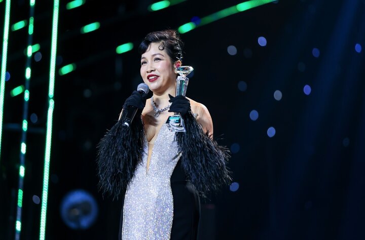 Diva Mỹ Linh hạnh phúc với giải thưởng Thành tựu.