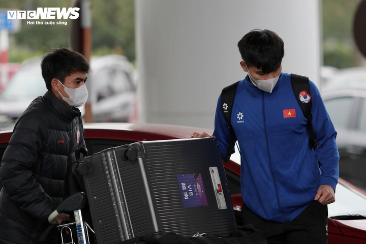 Khuất Văn Khang và Nguyễn Thanh Bình nhanh chóng xếp hành lý lên xe trở về. Hai cầu thủ để lại dấu ấn nhất định, nhưng chắc chắn nhận được bài học để cải thiện hơn trong tương lai.