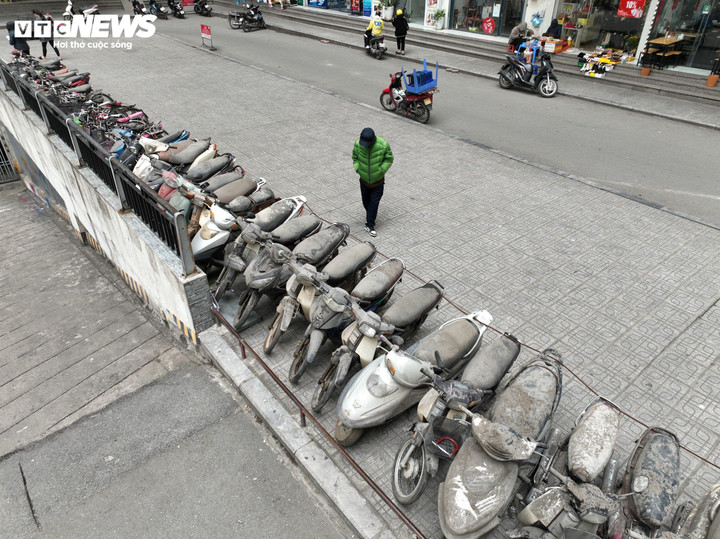 Nhiều xe đã gửi 7-8 năm, phủ lớp bụi dày.