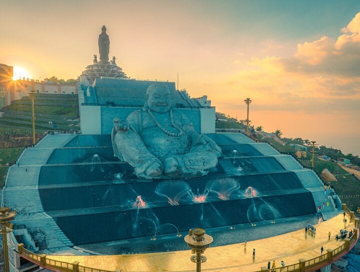 Tôn tượng Bồ Tát Di Lặc bên trên núi Bà Đen là tượng Phật Di Lặc bằng đá tạc tụt xuống thạch rộng lớn số 1 toàn cầu.