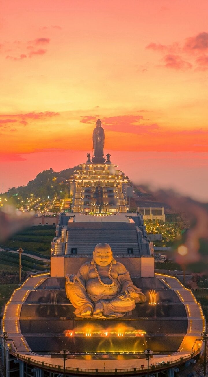 Tôn tượng Bồ Tát Di Lặc chung hoàn mỹ quần thể văn hóa truyền thống linh tính bên trên đỉnh Núi Bà.