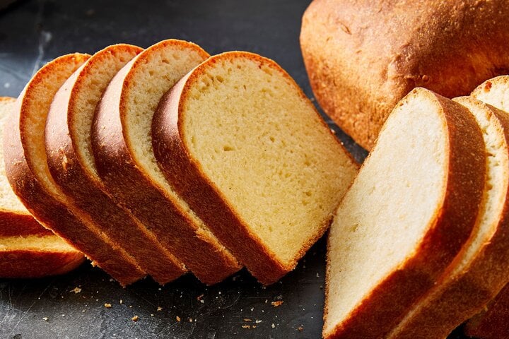 Bánh mì là loại đồ ăn thức uống tránh việc nhằm phía trong gầm tủ giá buốt vì thế nó sẽ bị nhanh chóng bị khô rạn và cứng vì thế mất mặt lên đường nhiệt độ. (Ảnh: Beeter Homes & Gardens)