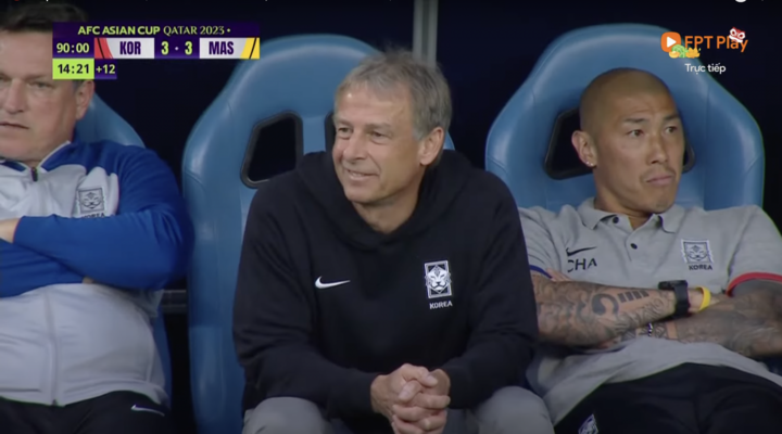 Biểu cảm khó hiểu của HLV Klinsmann khi Hàn Quốc bị gỡ hoà.