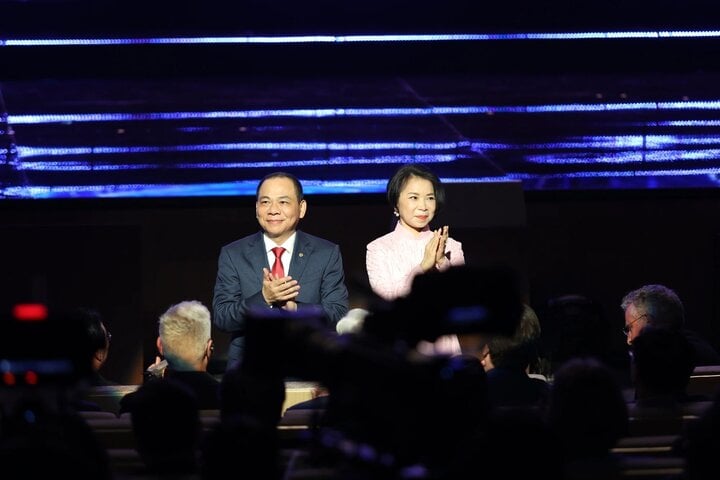 Bà Phạm Thu Hương cùng người chồng tỷ phú của mình trong lễ trao giải thưởng VinFuture 2023. (Ảnh: Thanh Lâm/TN)