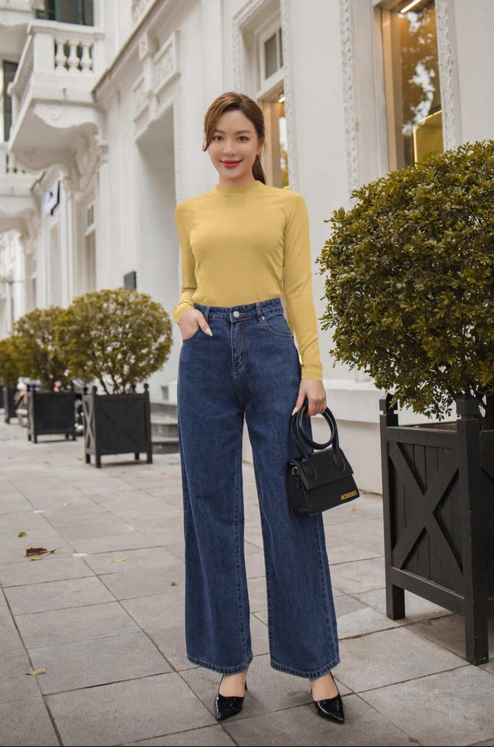 Bạn có thể tạo nên vẻ ngoài đơn giản nhưng vẫn tinh tế bằng cách kết hợp áo giữ nhiệt với các kiểu jeans.