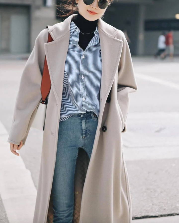 Phối đồ theo phong cách layer được cho là cách kết hợp khiến không ít cô nàng mê mẩn. Trong những ngày trời lạnh, bạn hãy thử kết hợp áo giữ nhiệt đen cổ lọ trong cùng, lớp tiếp theo là áo sơ mi rồi áo khoác bên ngoài.