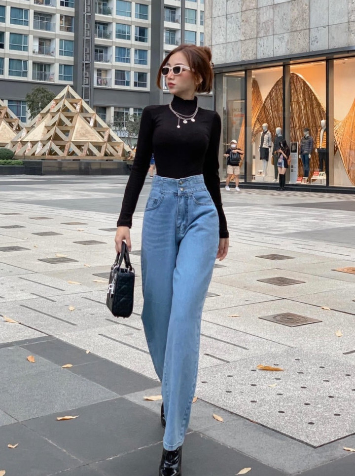 Bạn có thể phối áo giữ nhiệt cùng quần jeans cạp cao. Điểm nhấn nằm ở kính râm, vòng cổ và đôi boot đen cao gót.