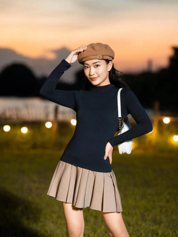 Để tạo nên phong cách nữ tính và dịu dàng, bạn có thể kết hợp áo giữ nhiệt với chân váy.