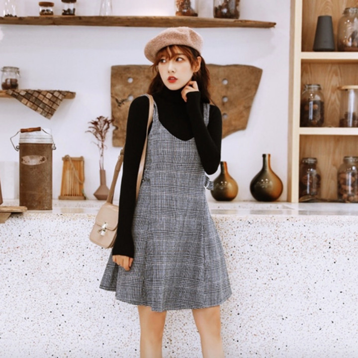 Nếu mong muốn có một ngoại hình dễ thương, bạn không thể bỏ qua sự pha trộn giữa áo giữ nhiệt và váy yếm. Set đồ giúp bạn luôn tươi tắn, trẻ trung yêu đời.