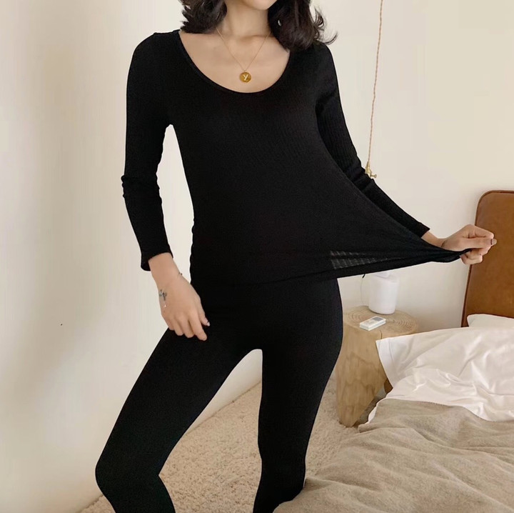 Với những cô nàng yêu thích sự thoải mái thì kết hợp áo giữ nhiệt với quần legging là lựa chọn hoàn hảo. Không chỉ vậy, kiểu phối đồ này còn giúp tôn thêm các đường cong nữ tính và gợi cảm.