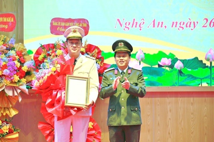Đại tá Bùi Quang Thanh, Giám đốc Công an tỉnh, trao quyết định bổ nhiệm chức vụ Phó Giám đốc Công an tỉnh Nghệ An cho Thượng tá Nguyễn Đức Cường.