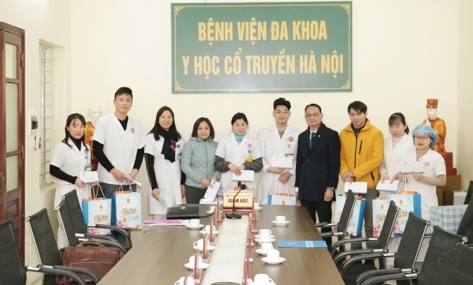Lãnh đạo Công đoàn ngành tặng tiến thưởng Bệnh viện Y học tập truyền thống Thành Phố Hà Nội. (Ảnh minh họa)