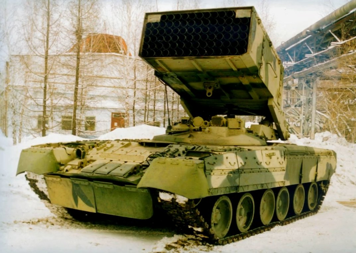 Quân đội Liên Xô và Nga sau này cũng từng kết hợp xe tăng T-80 với các hệ thống pháo phản lực phóng loạt. (Ảnh: Sputnik)