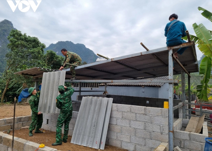 Cán bộ chiến sĩ đồn Biên phòng Quang Long, huyện Hạ Lang giúp người dân tu sửa, làm mới chuồng trại đảm bảo giữ ấm cho gia súc về mùa đông.
