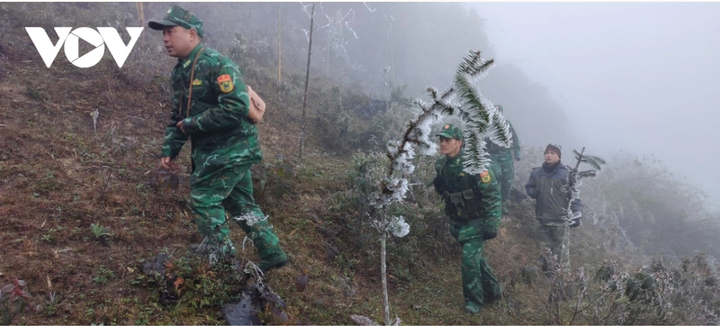 Chiến sĩ biên phòng Cao Bằng và dân quân địa phương vẫn bám địa bàn giữa cái lạnh cắt da cắt thịt, thực hiện nhiệm vụ tuần tra để giữ vững bình yên biên giới.