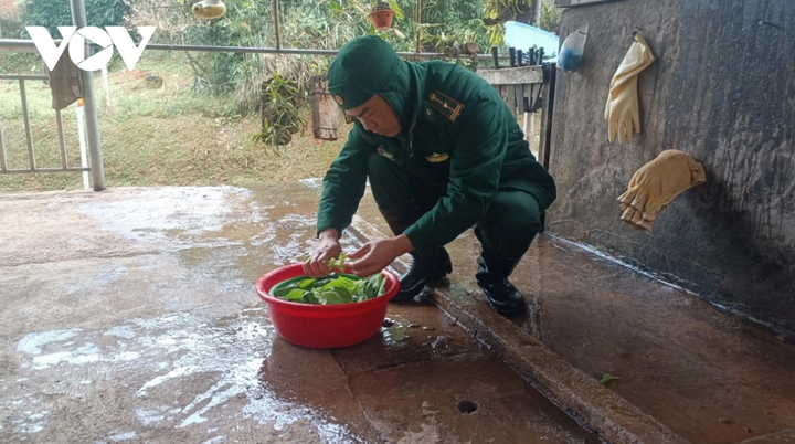 Thiếu tá Phạm Ngọc Liêm, cán bộ tổ công tác Biên phòng Cáp Cán, đồn Biên phòng Xuân Trường (Huyện Bảo Lạc) cho biết: "Nhiệt độ xuống thấp ảnh hưởng không nhỏ đến đời sống, sinh hoạt của cán bộ chiến sỹ, nhất là với các khu vực chốt, trạm trên đồi cao. Do đó, đơn vị luôn đảm bảo những bữa ăn nóng, đủ dinh dưỡng cho cán bộ, chiến sỹ".