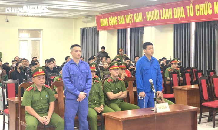 Lê Ân (phải) và Minh tại phiên xét xử.