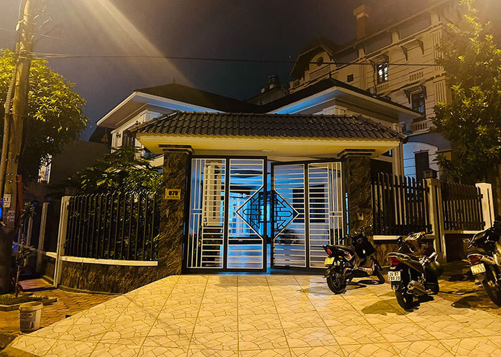 Lực lượng chức năng khám xét nhà riêng của ông Minh tại TP Lào Cai. (Ảnh: CACC)