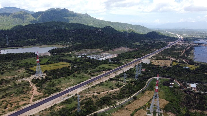 Cao tốc Cam Lâm - Vĩnh Hảo.