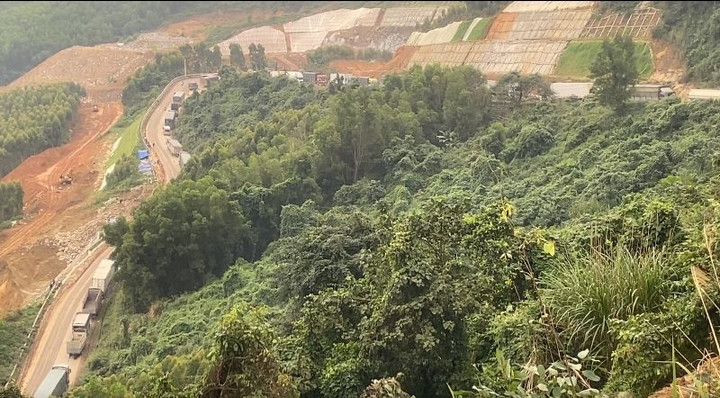 Dòng xe nối đuôi nhau dài khoảng 10km từ chân đèo đến đỉnh đèo