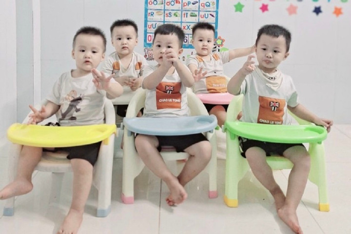 Các vật dụng ăn uống hay đồ chơi trong nhà của 5 anh em đều phải giống nhau. (Ảnh: NVCC)