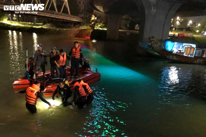 Sau nhiều giờ ngâm mình trong nước lạnh, lực lượng công an mới tìm thấy thi thể của em P. (Ảnh: Phòng Cảnh sát PCCC&CNCH Công an Thừa Thiên - Huế)