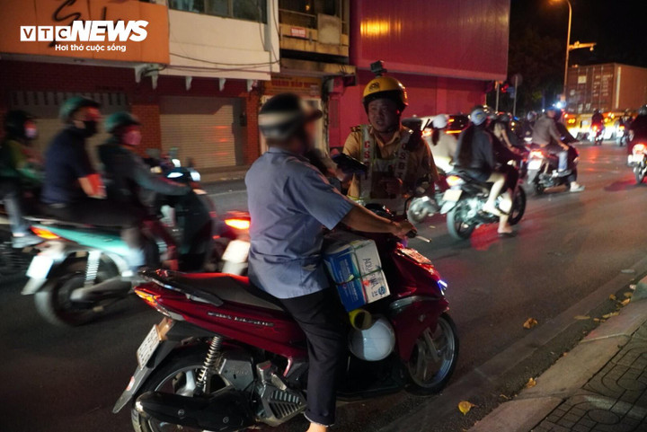 CSGT xuống đường kiểm tra nồng độ cồn đối với các tài xế trong đêm 26/1.