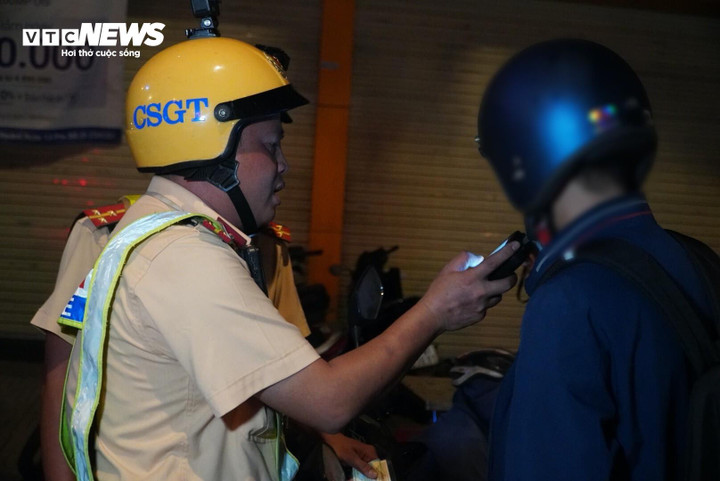 Trong buổi tối lập chốt, CSGT còn phát hiện, xử lý thêm nhiều trường hợp khác cùng lỗi vi phạm nồng độ cồn.