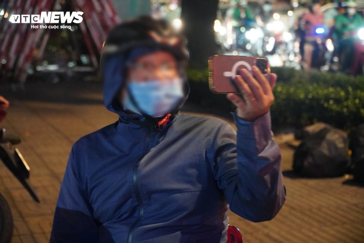 Nam tài xế còn dùng điện thoại quay CSGT và không ký vào biên bản vi phạm.