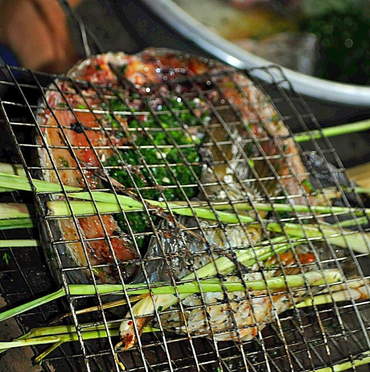 Nhờ cách nướng đặc biệt này mà thịt cá thấm đều gia vị, nhanh chín, hương vị thơm ngon đậm đà. (Ảnh: Vivu)