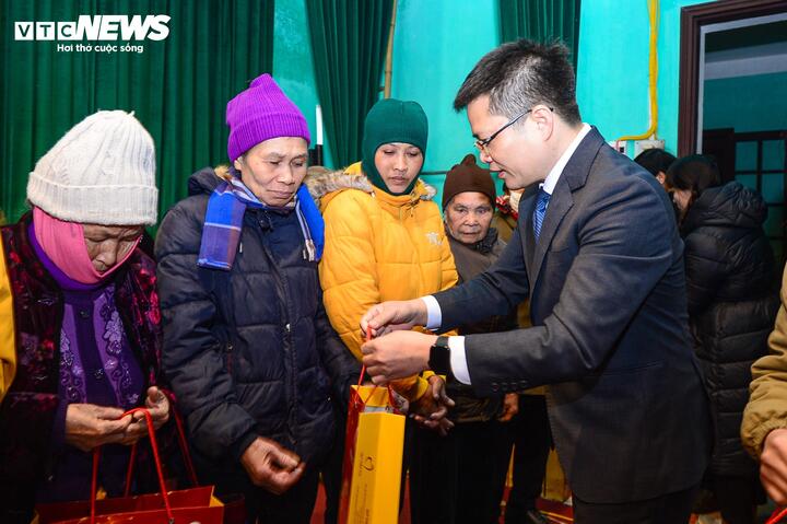 Đại diện Báo điện tử VTC News ông Ngô Văn Hải trao quà cho các hộ nghèo, hộ có hoàn cảnh khó khăn ở huyện Quỳnh Phụ, Thái Bình.