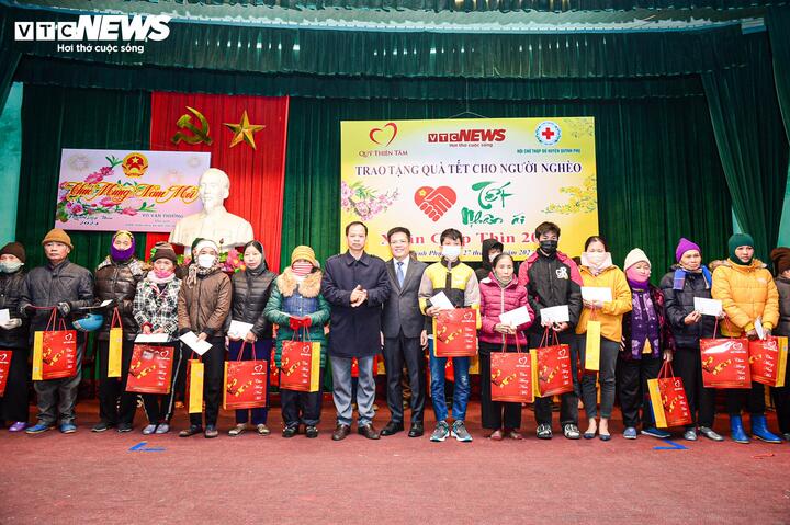 Đại diện Báo điện tử VTC News ông Ngô Văn Hải và ông Nguyễn Văn Nhiễm - Phó Bí thư Thường trực Huyện ủy, Chủ tịch HĐND huyện Quỳnh Phụ - trao quà cho các hộ nghèo, hộ hoàn cảnh khó khăn ở huyện Quỳnh Phụ, Thái Bình.