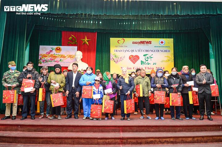 Phó Tổng Biên tập Báo điện tử VTC News Dương Quang Tùng trao tặng quà Tết cho các hộ nghèo.