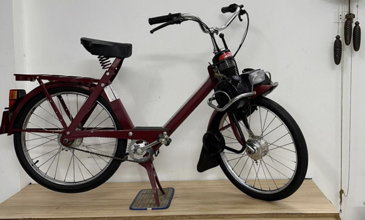 Xe đạp máy Velosolex 4800 đã 13 năm tuổi giá đắt ngang Honda Vision.