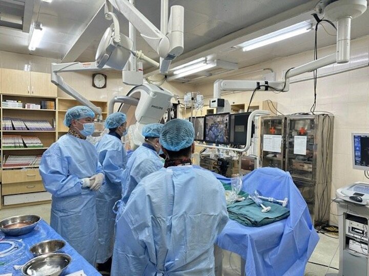 Hình ảnh ekip can thiệp thực hiện tại Đơn vị Tim Mạch can thiệp - Viện Tim mạch Việt Nam (Ảnh: BVCC).