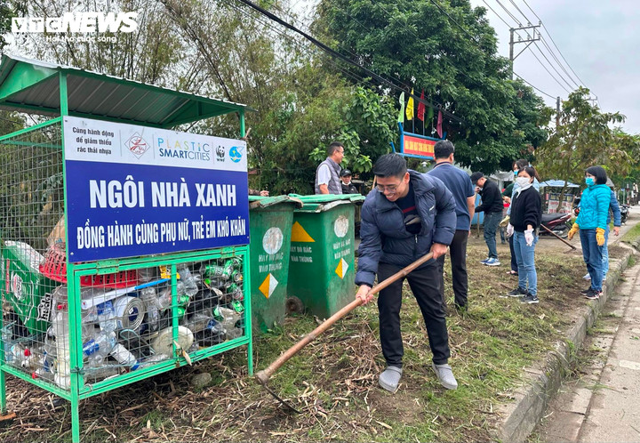 Một nhóm cán bộ, công chức tham gia làm sạch môi trường ở phường Phú Thượng (TP Huế) hưởng ứng chiến dịch "Ngày Chủ nhật xanh" năm 2024. (Ảnh: N.V)