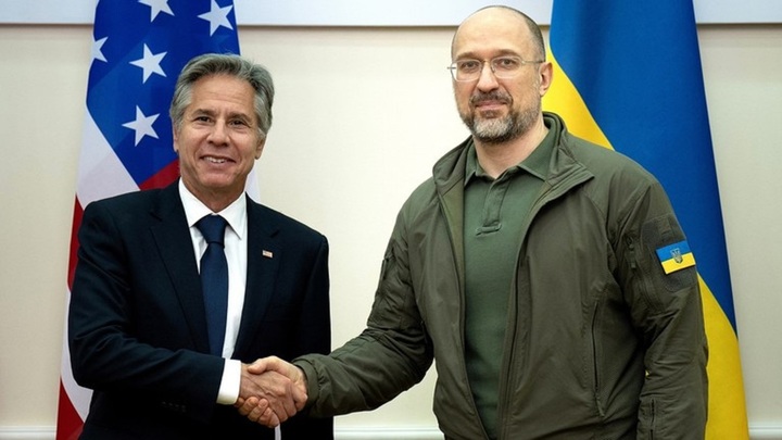 Ngoại trưởng Mỹ Antony Blinken và Thủ tướng Ukraine Denis Shmyhal bắt tay trước cuộc gặp ở Kiev.