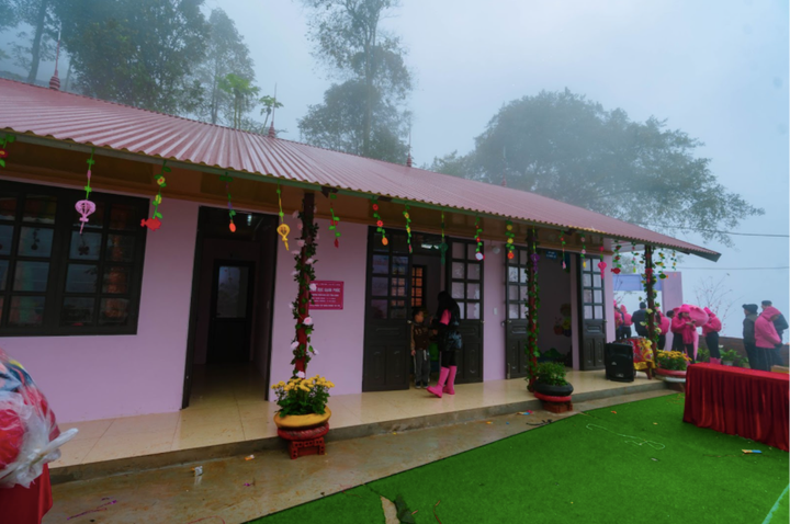 Ngôi trường mới khang trang đã được hoàn thành để kịp cho việc học các em không gián đoạn.