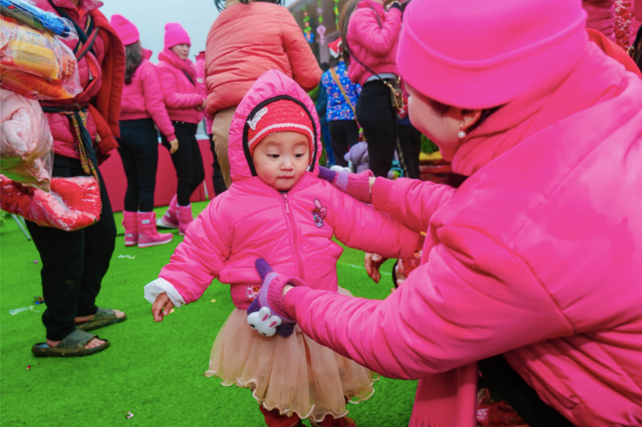 Chuyến đi còn mang đến những chiếc áo ấm cho các em giúp các em vượt rét.