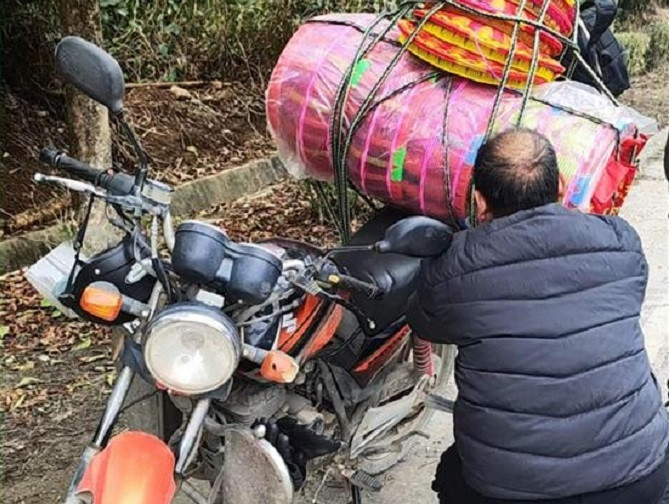 Người tự lái xe máy về quê ăn Tết hiện nay ở Trung Quốc rất ít và chủ yếu di chuyển quảng đường ngắn khoảng 300 - 400 cây số. (Ảnh: The Paper)