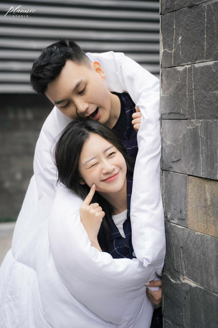 Cô dâu xinh gái, chú rể đẹp trai cùng nhí nhố tạo dáng.