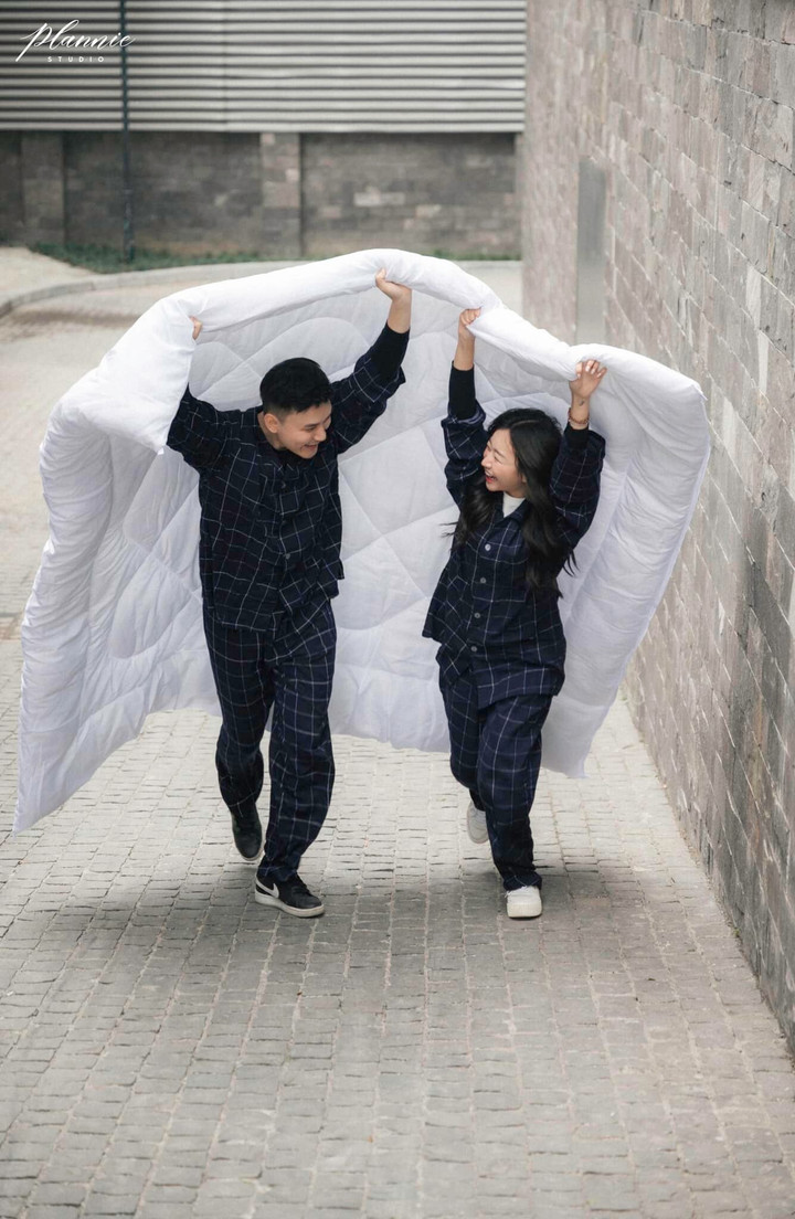 Cặp đôi đáng yêu tạo dáng cùng chăn.