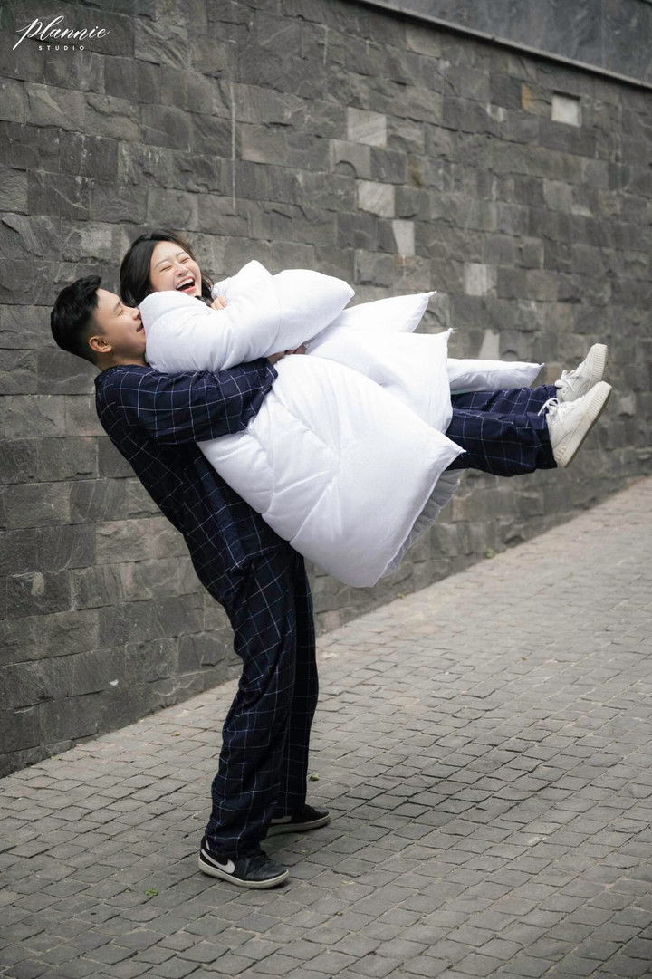 Chiếc chăn bông trắng muốt là đạo cụ nổi bật của cả bộ ảnh.